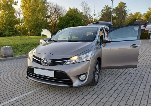 Toyota Verso cena 29900 przebieg: 230000, rok produkcji 2014 z Ostrów Lubelski małe 407